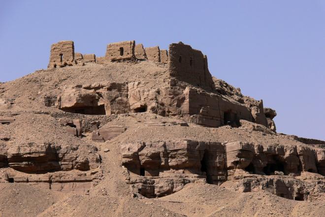 Este es el evocador aspecto exterior del yacimiento de qubbet el hawa en cuya excavacion trabaja el arqueologo alcalaino francisco vivas