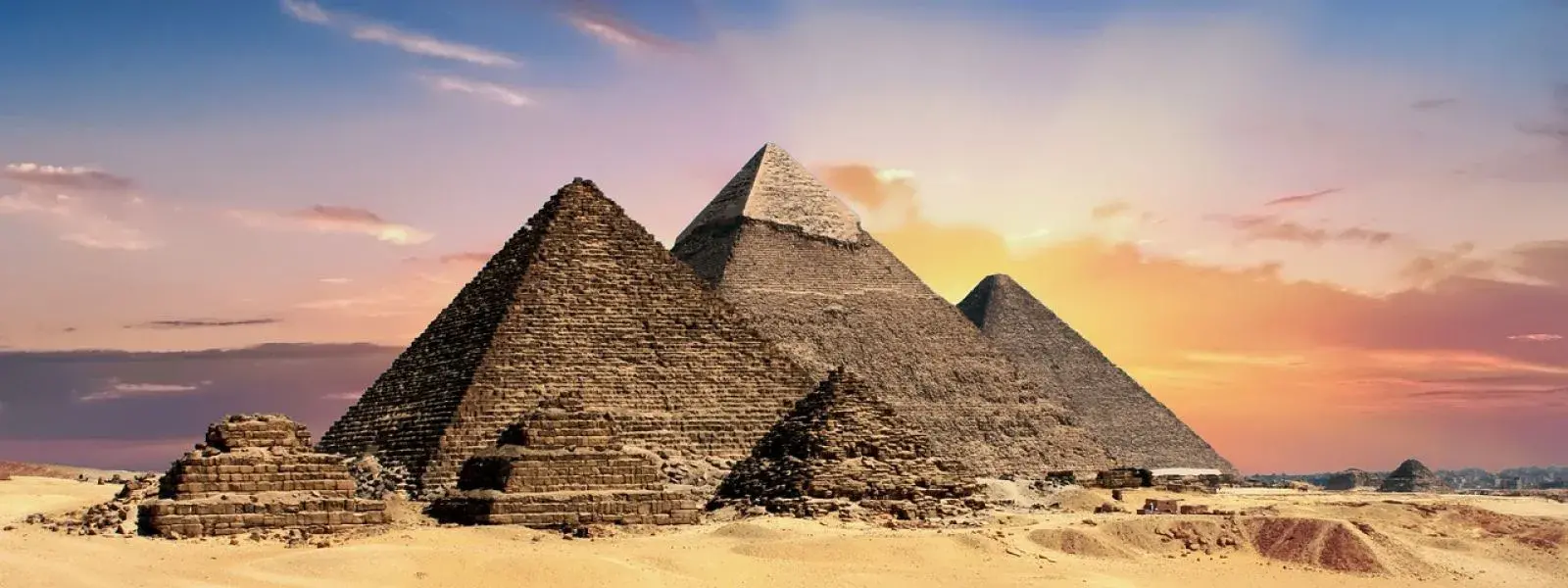 Les pyramides de gizeh vues ici avec la voie lactee en arriere plan ne sont pas les plus anciennes pyramides d egypte