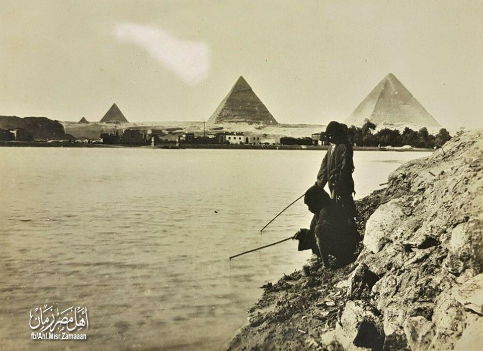 Pecheurs pres des pyramides de gizeh 1920