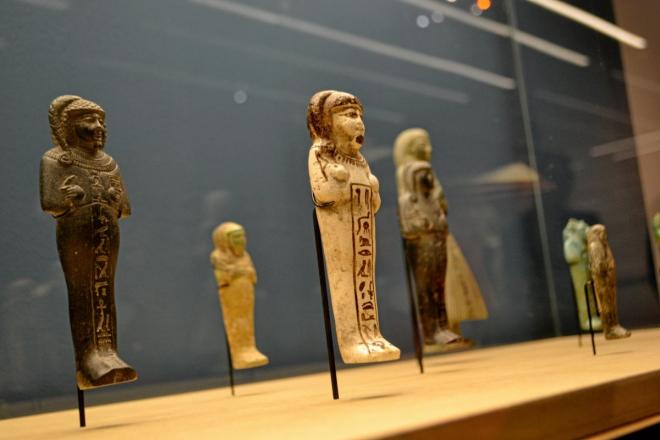 Quelques chaouabtis des petites statuettes deposes dans 2124276 1200x800