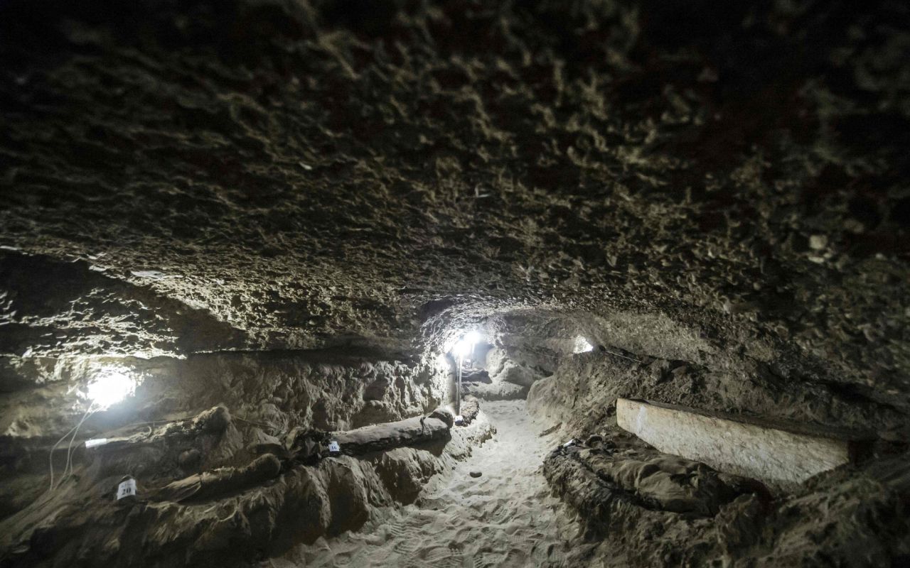 https://uk.news.yahoo.com/egypt-discovers-necropolis-17-mummies-145425784.html