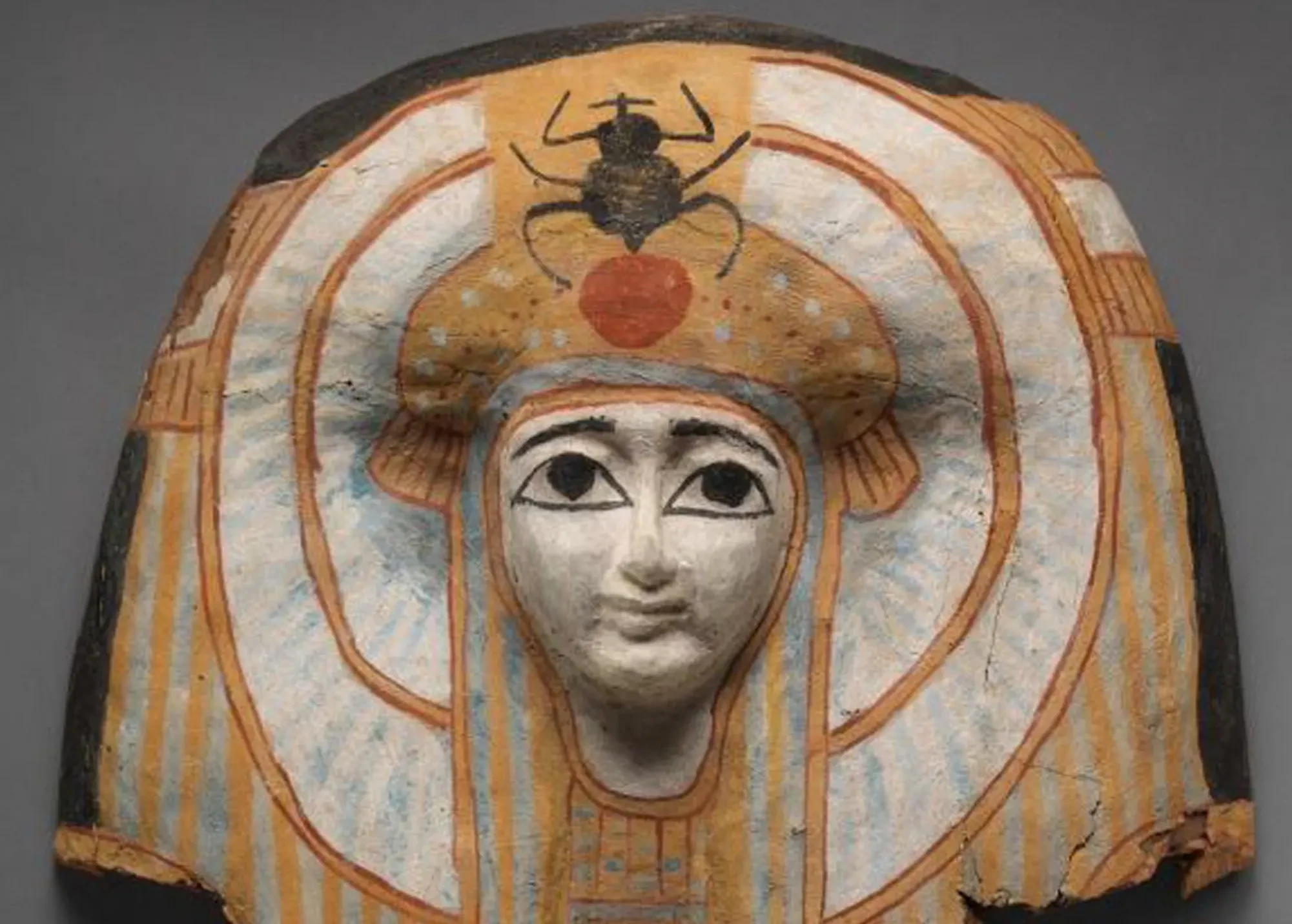 Ce masque de sarcophage en bois (945-712 BCE)