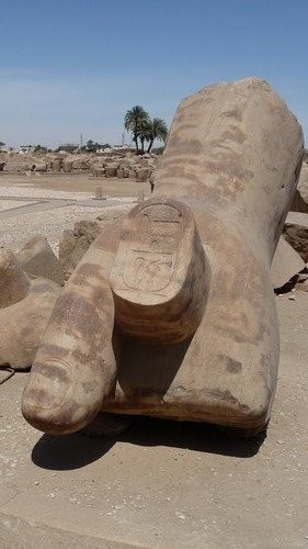 A Karnak Aménophis III vous serre la main !