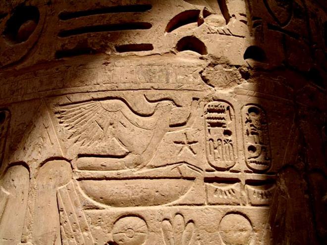  Rekhyt face aux cartouches de Ramses II. 