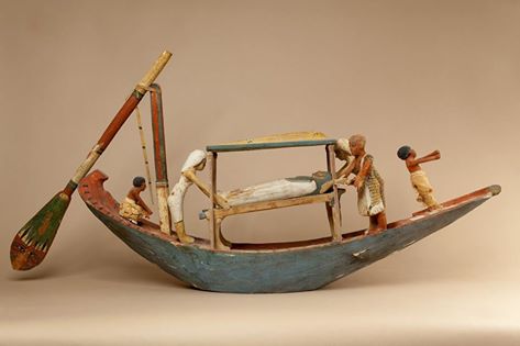 Modèle de bateau du nomarque Oukhhotep_ De Meir. 12e dynastie.