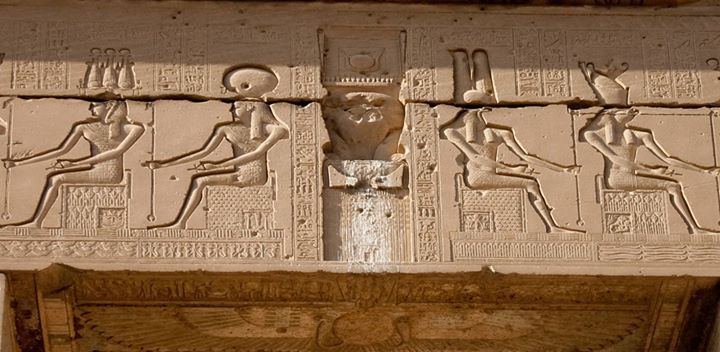 Détail d’un linteau d’une porte monumentale au temple d'Hathor à Iounet.