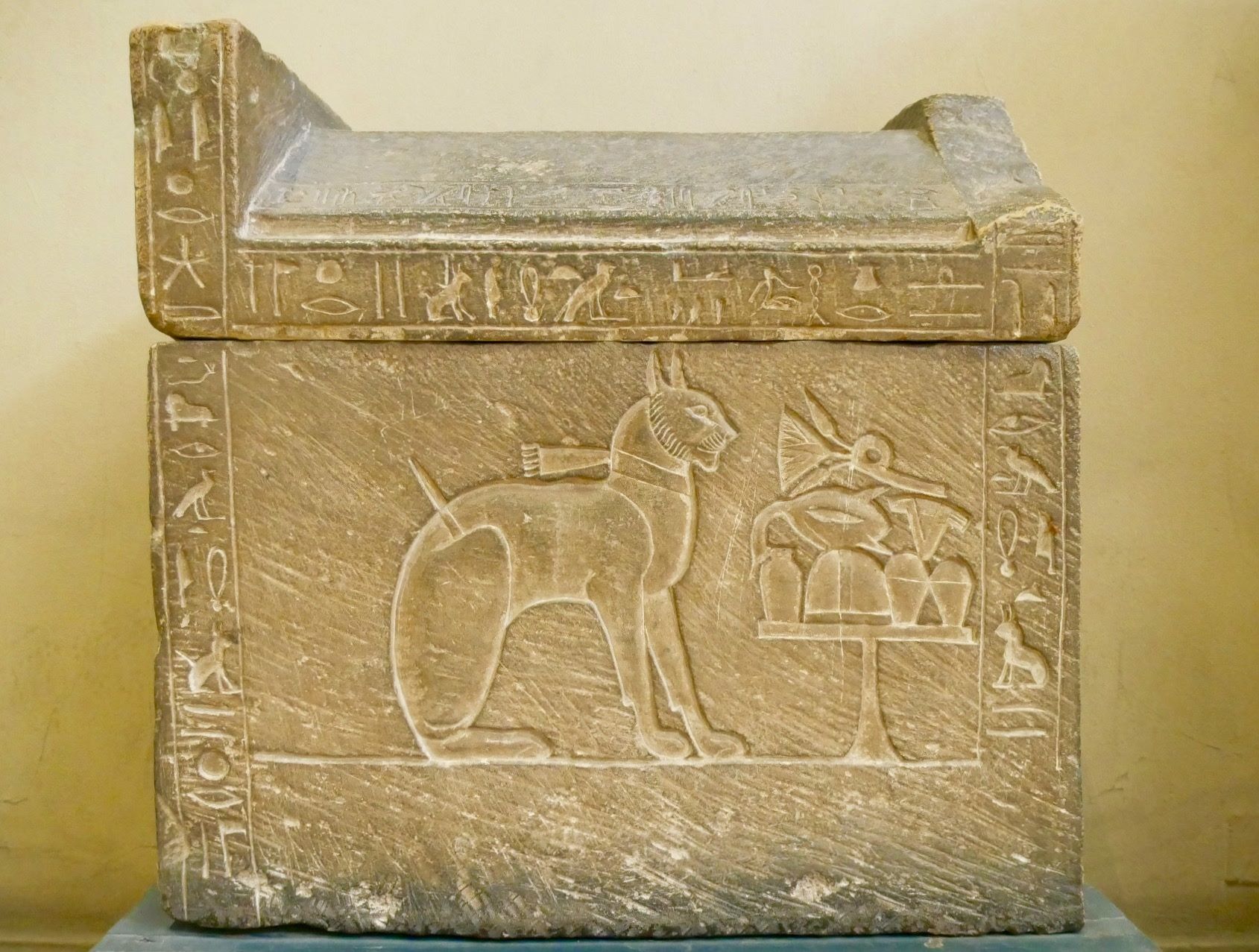 Le prince Thutmose, fils aîné d'Amenhotep III et son chat nommé Ta-Mit.