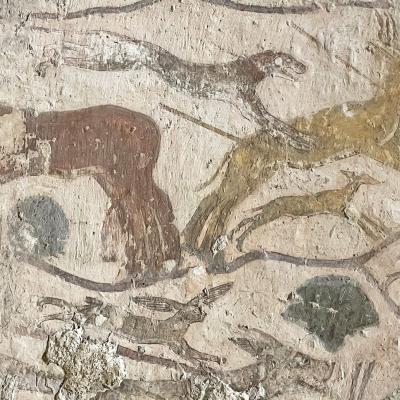 Délicats détails des oreilles du lapin et dans la tête du chien qui montre les dents!