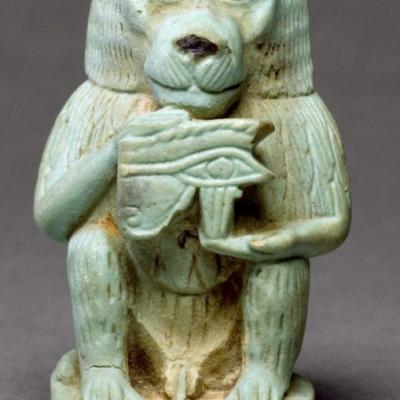Faïence glacée verte de Thoth en forme de babouin tenant l'œil sacré de Wedjat
