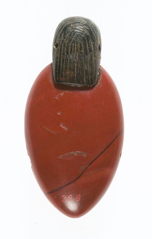 Musée d'art    Musée d'art métropolitain acc.  Amulette cœur avec tête humaine
