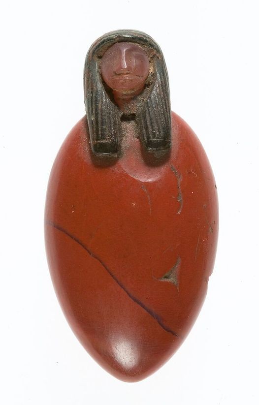     Musée d'art métropolitain acc.  Amulette cœur avec tête humaine