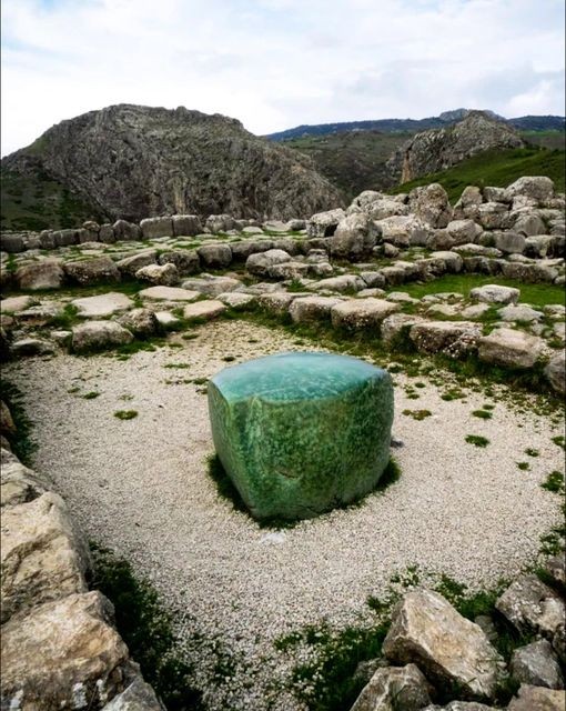 La pierre verte Hattusa, symbole poignant de l'énigmatique civilisation hittite !