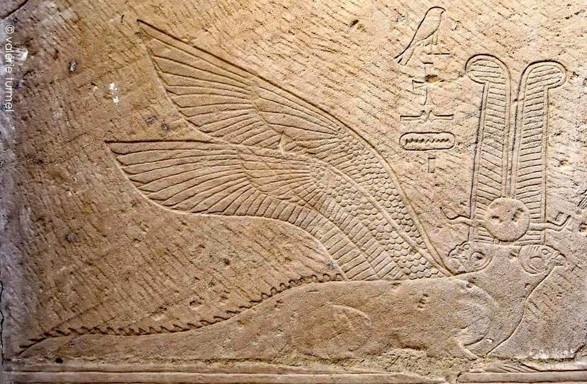 Horus est représenté comme un monstre ailé dans la chambre H2.