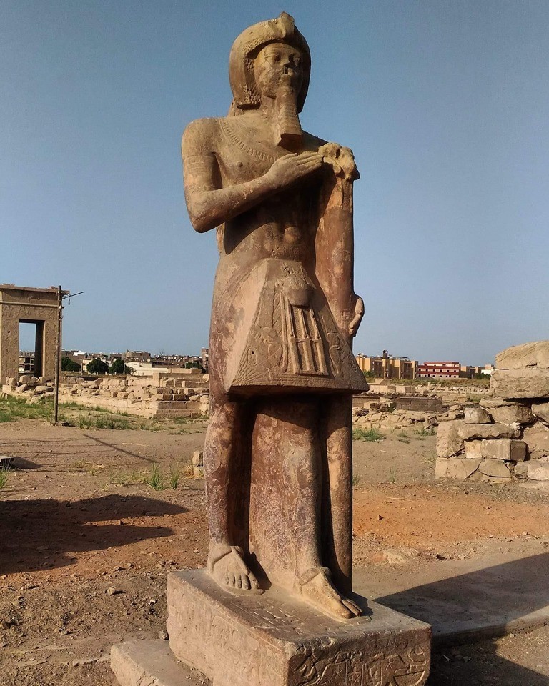 Amenophis III en porte enseigne du nTr Amon dans le temple de Montou Karnak au nord.
