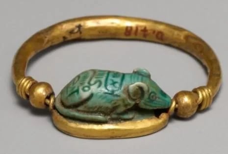 Bague en or et faience a decor d une souris 