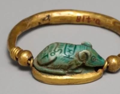 Bague en or et faience a decor d une souris 