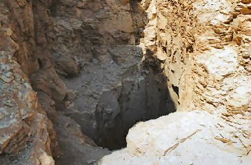 Voici donc l'entrée de la cachette TT320 à Deir el-Bahari !