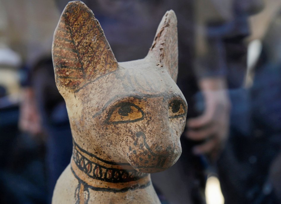 Détail du visage d'une statuette de chat en bois peint Photographie Hayam Adei_Reuters