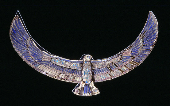 E 2988.  Pectoral en forme de faucon sur la momie attribuée à Khaemouaset