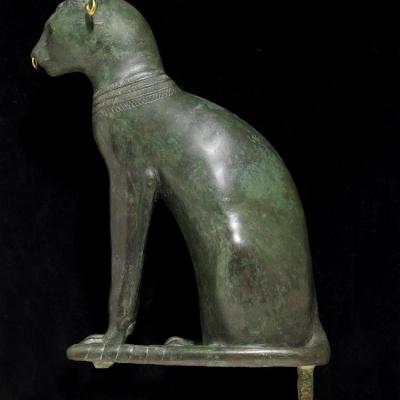 Figure en bronze creuse du chat gayer anderson avec un pectoral en il de wedjat sur la poitrine des boucles d oreilles en or et un anneau de nez 