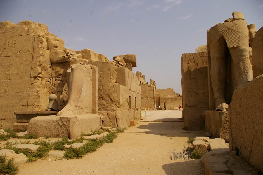 Karnak. VIIe pylône. Colosses debout en granit rose de Thoutmosis III