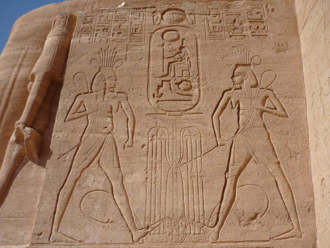 Nous sommes maintenant sur le côté gauche de l'entrée du grand temple d'Abou Simbel.