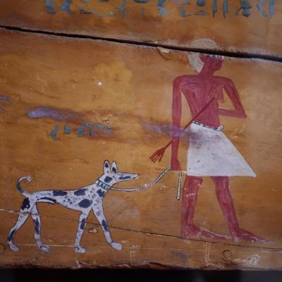 Promenade le chien _ . Musée égyptien, Le Caire.