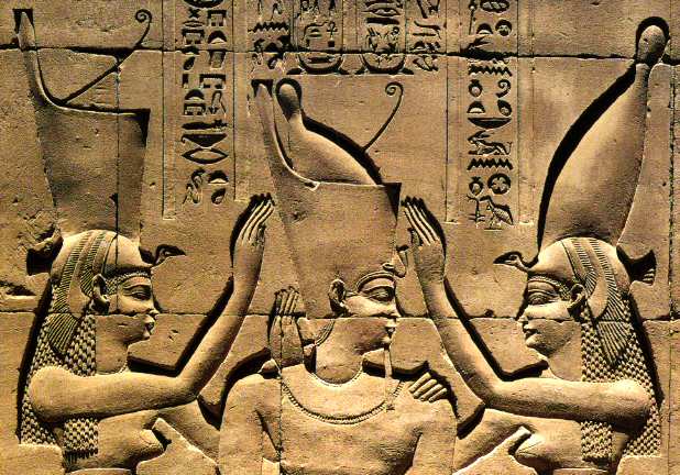 Le pharaon Ptolémée VIII couronné du pschent...