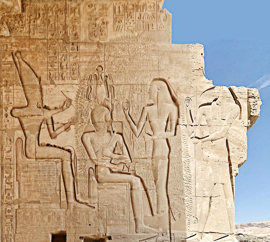 Ramsès II au milieu des netjerou, assis...