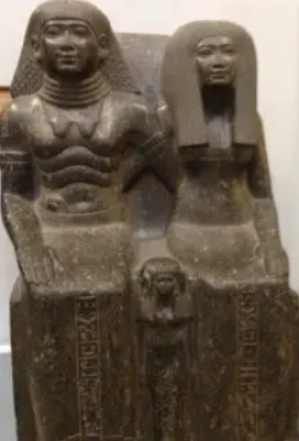Statuaire de sennefer avec sa femme et sa fille
