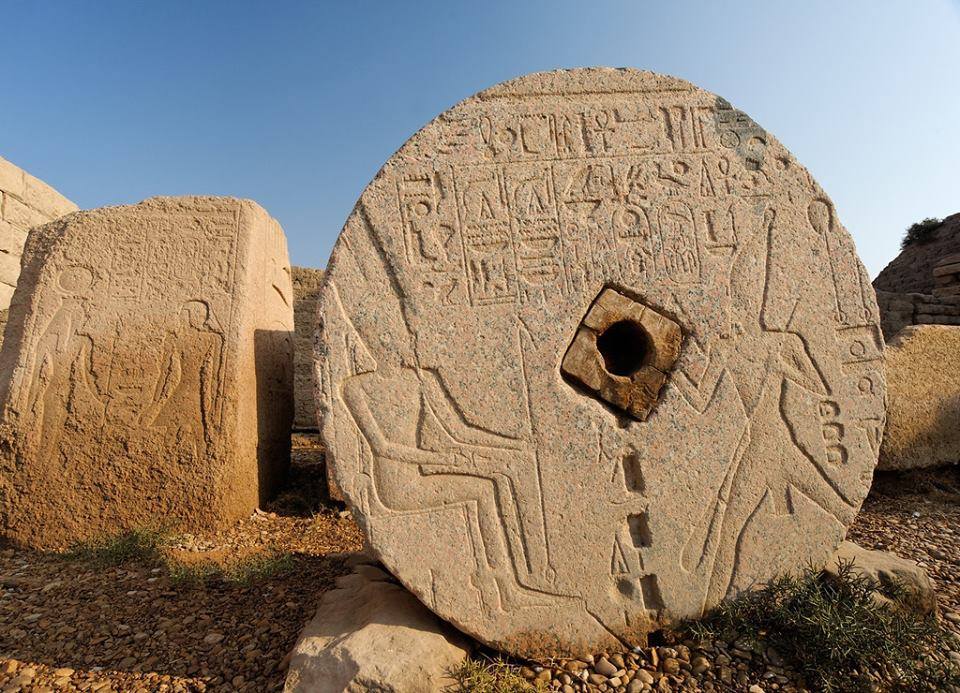 Thoutmosis III sur une pierre à moudre trouvée dans la cour du temple d'hathor à Dendera