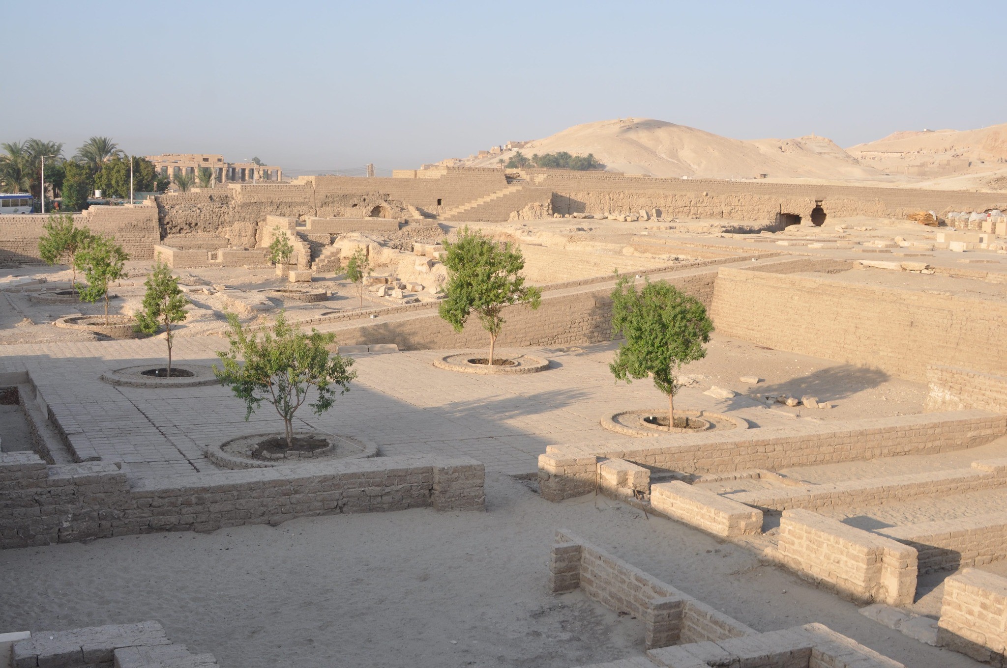 Tutmosis iii proyecto espanol de recuperacion de su templo funerario