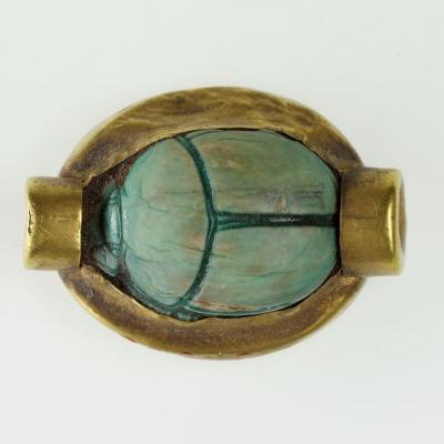 Un chaton de bague decouvert au doigt d une femme de la famille de senenmout