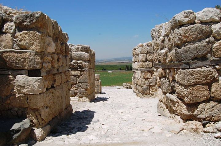 Vestiges des portes de la ville de Megiddo