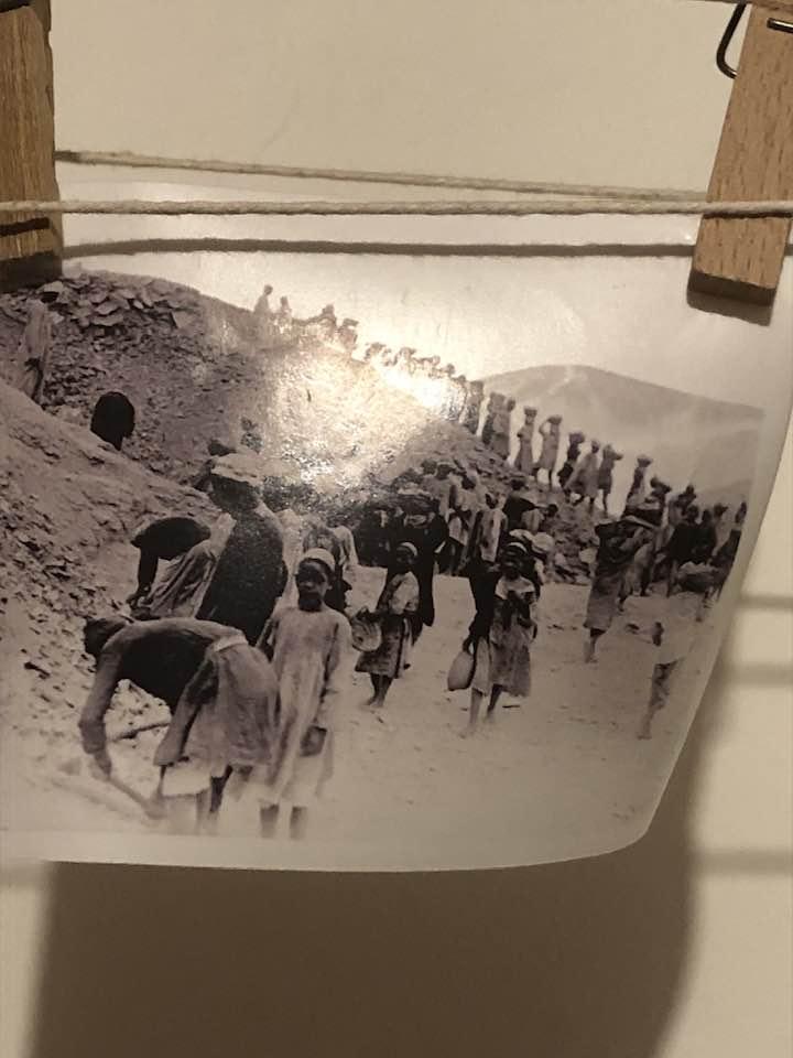 1922 excavations de la tombe de tout photo prise a la maison carter gourna regine eskander