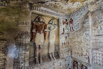 Statues sculptées nichées, scènes colorées et bas-reliefs distinguent la tombe de Wah Ty.