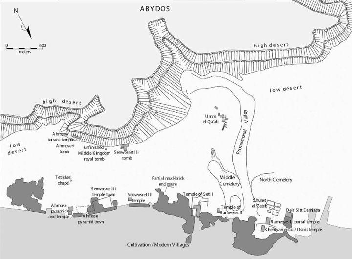 Carte d'Abydos, avec le cimetière du Milieu affiché juste en dessous du centre et légèrement à droite. Gracieuseté de Matthew Adams.