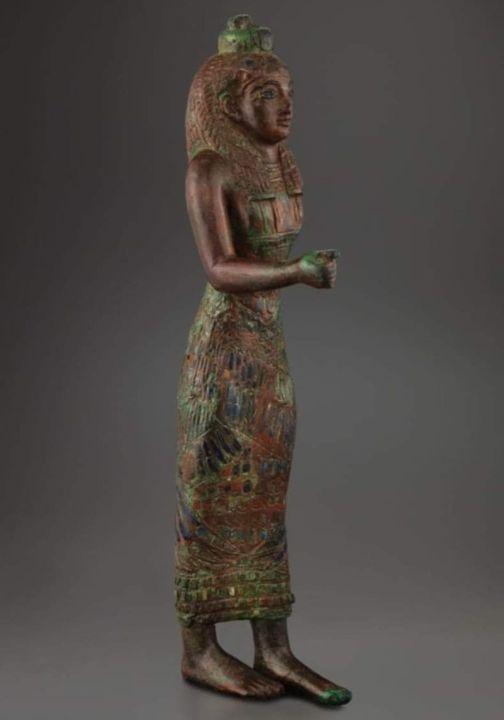 Belle statue d'une prêtresse (première moitié du 1er millénaire B.C.E)