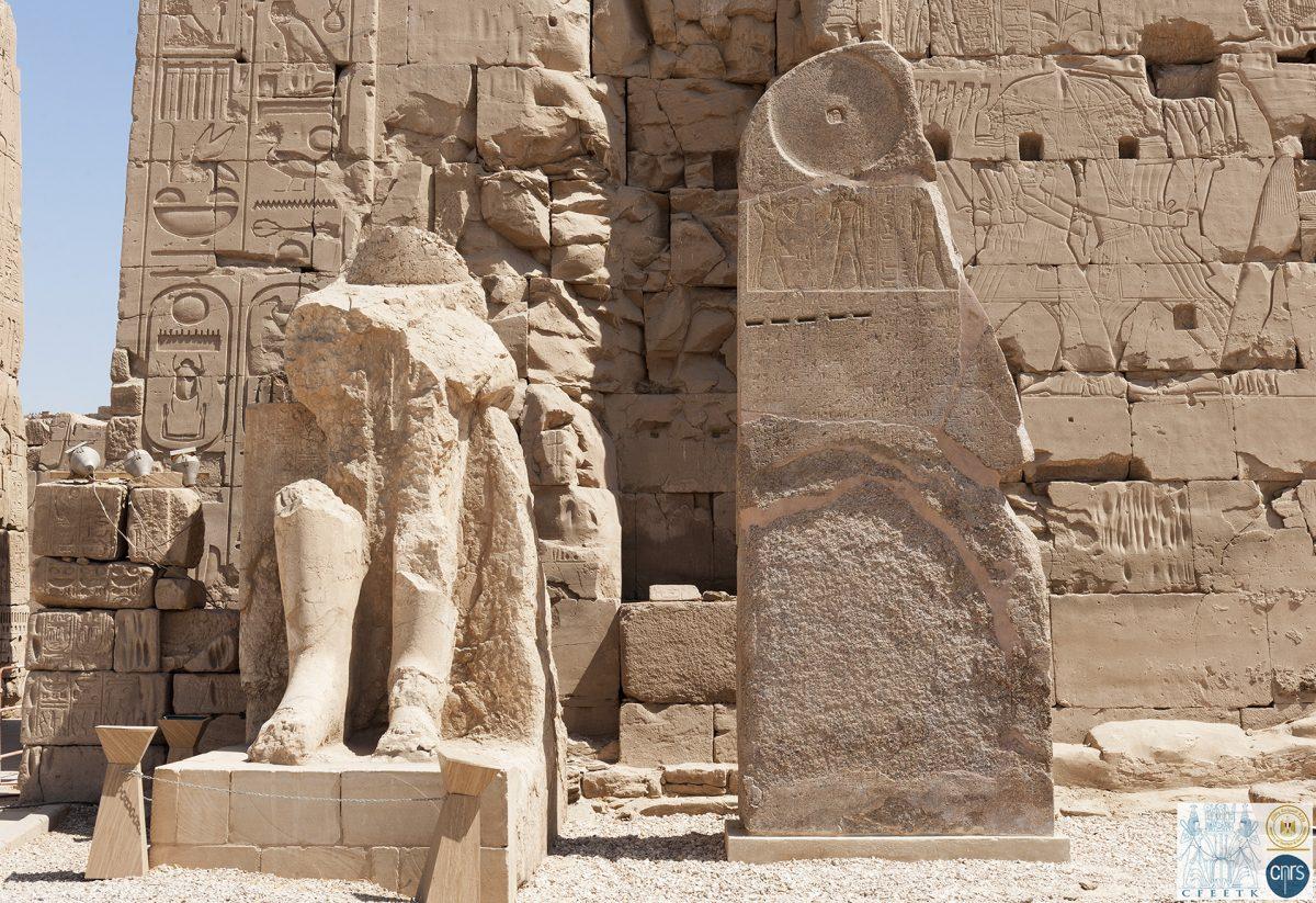 A stele d amenhotep ii reconstruite devant le viiie pylone photo cnrs cfeetk karima dowi