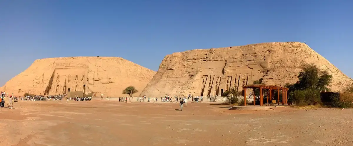 Abou simbel vue panoramique du grand temple a gauche et du petit temple a droite wikipedia cc by