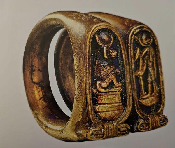 Bague en or annulaire et medius main gauche de toutankhamon thot sous sa forme d ibis et de babouin musee du caire