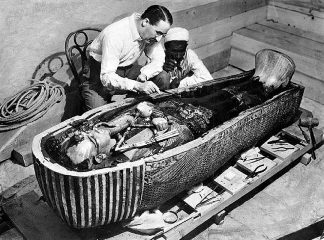 Bizarre photos history tuts tomb opened 768x570