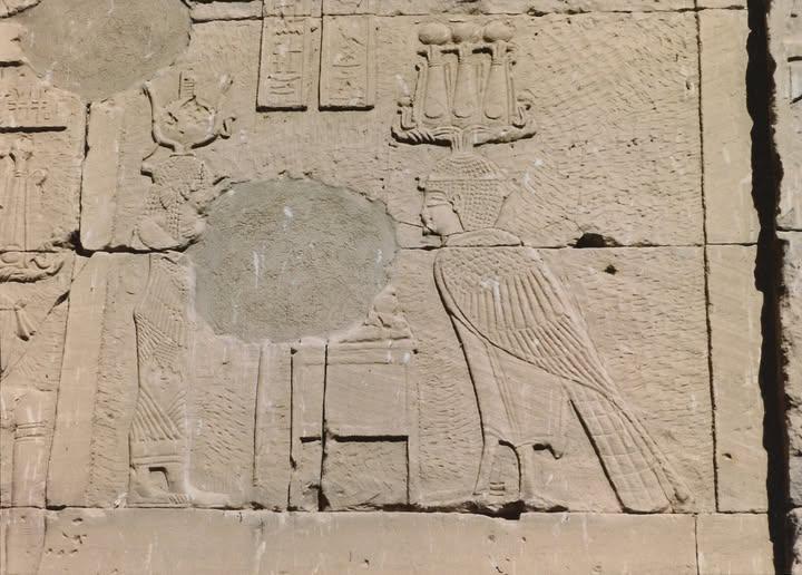 C est un tres bon souvenir un ba bird au temple de philae a aswan photo prise par keith payne schoolcraft 1997