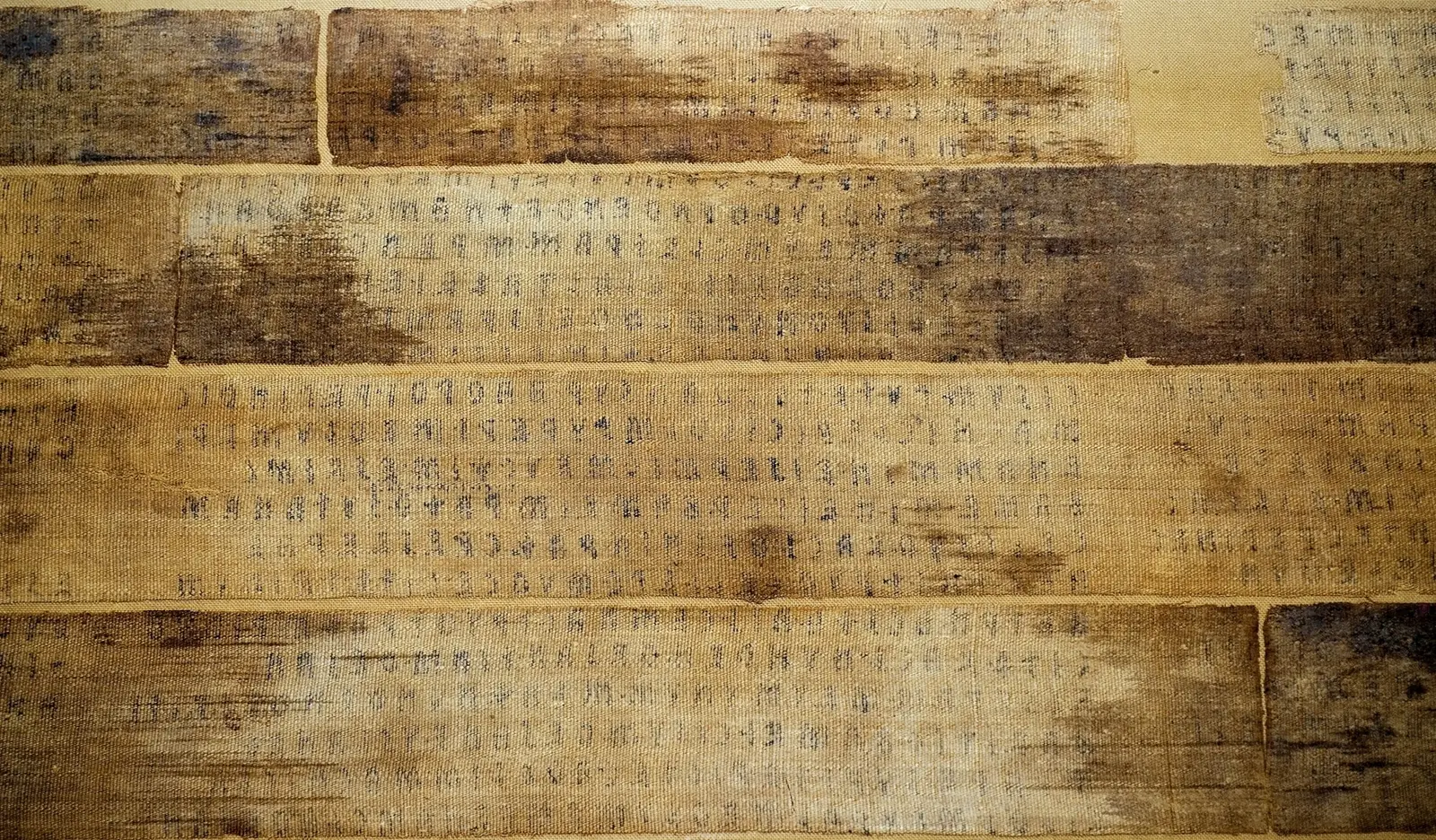 Des ecrits etrusques composent le livre de lin de zagreb plus tard dechire pour servir de bandelettes a une momie egyptienne