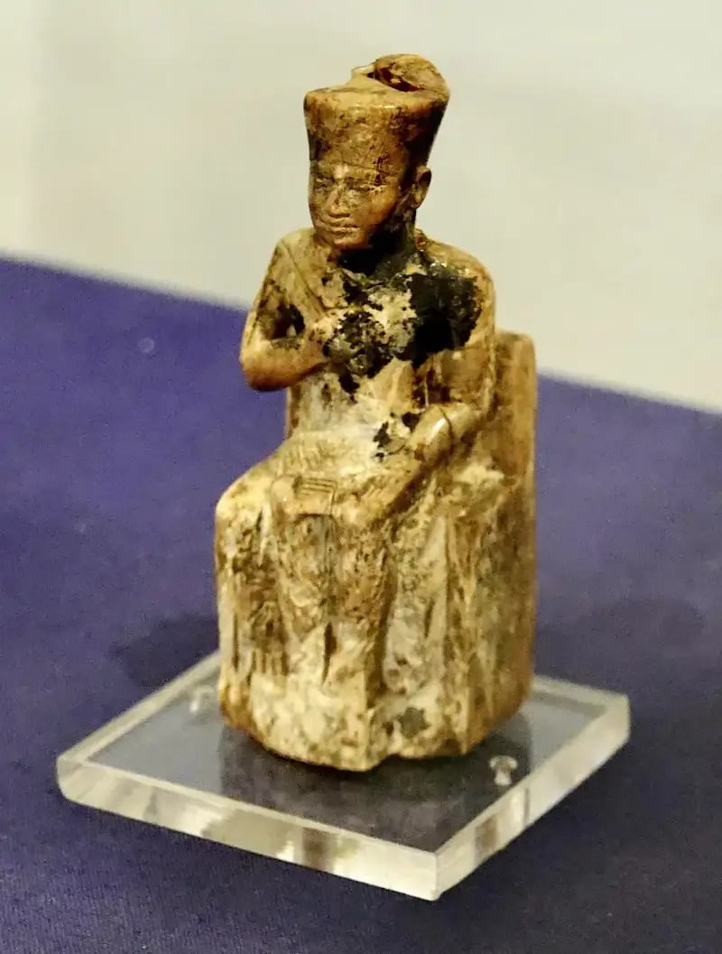Detalle de la estatuilla de marfil de keops descubierta en 1903 por el equipo de excavadores de flinders petrie museo egipcio el cairo d789a37f 260618102038 800x1057