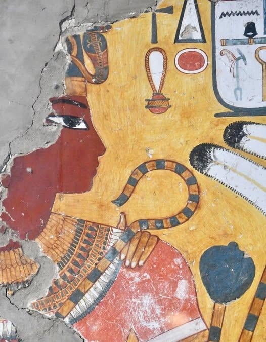Econstitution d une paroi peinte representant amenhotep iii evente par une paire de hautes plumes d autruche que tenaient deux courtisans