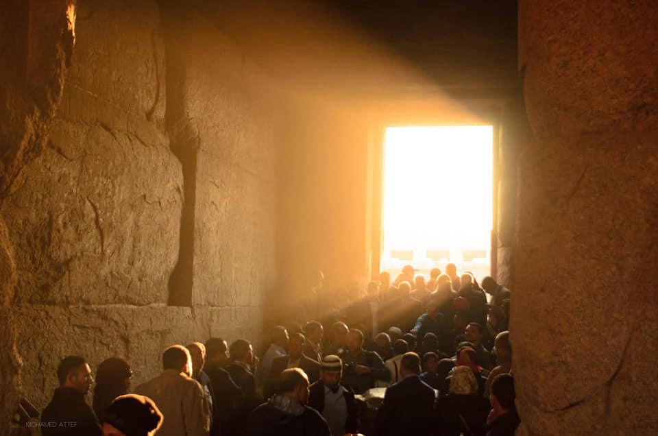 Une phase de retrait solaire perçue comme une gestation cosmique, annonçant la renaissance de la lumière et de la vie.