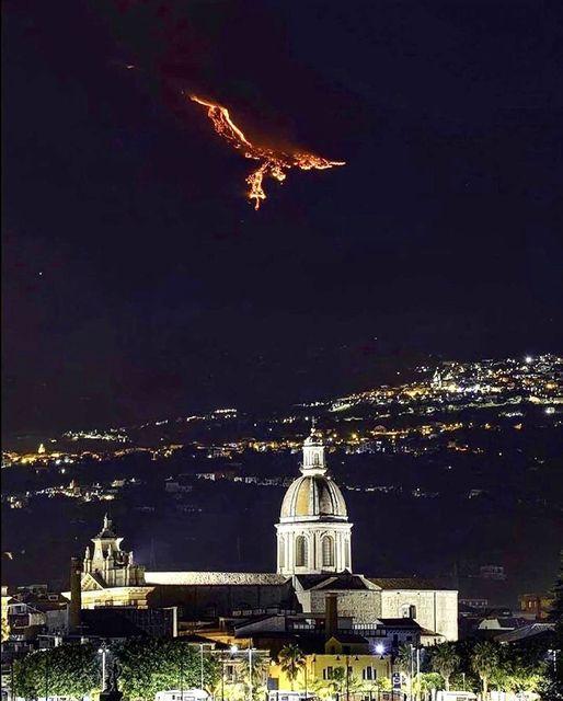 Eruption sur le mont etna sicily donne l illusion d un phoenix dans le ciel photo earth mazing