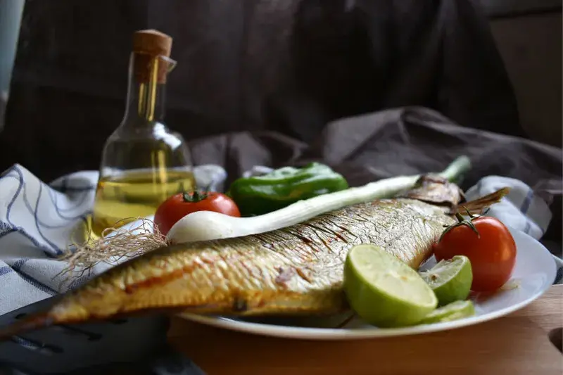 Feseekh est un poisson de hareng fume servi avec de l oignon et de l huile d olive