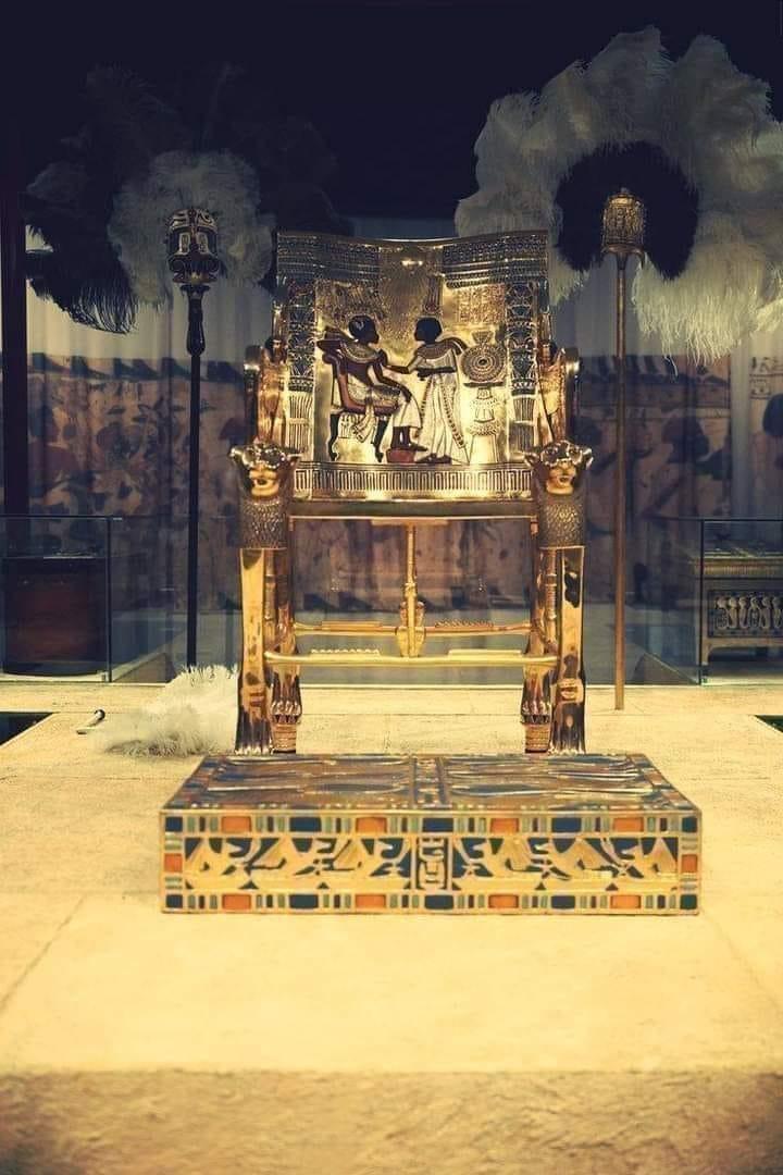 La chaise du trone du roi toutankhamon